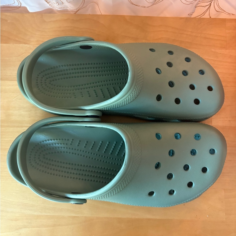 Crocs slip on clogs with back strap, in green. Men’s 8, women’s size 10. NWOT - Picture 3 of 6